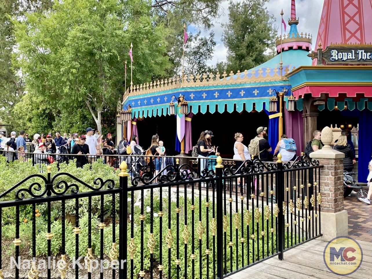 character meet greets return, Character Hugs Return to the Disney Parks – New Details