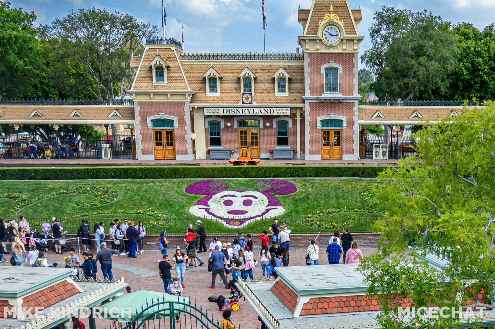 Disneyland, Disneyland Update: From Hugs to Hyperspace & Secrets Revealed!