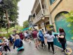 Disneyland Crowds Beignet line-micechat