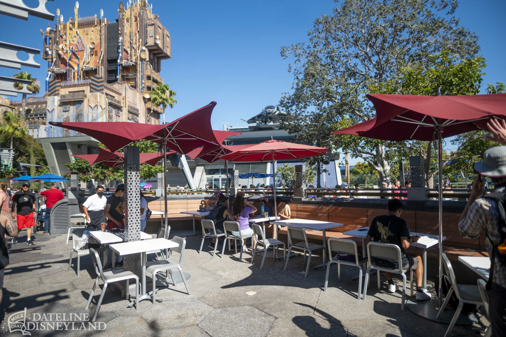 Disneyland, Dateline Disneyland: Mercury Climbs, Crowds Thin, and a Musical Tradition Returns