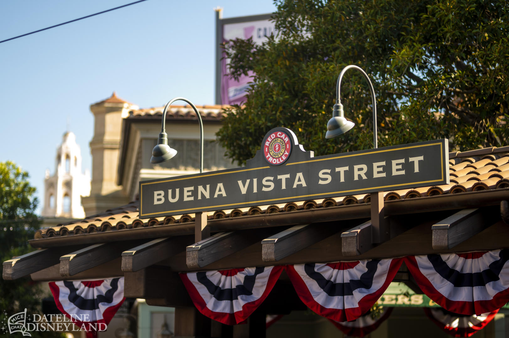 Disneyland, Dateline Disneyland: Mercury Climbs, Crowds Thin, and a Musical Tradition Returns