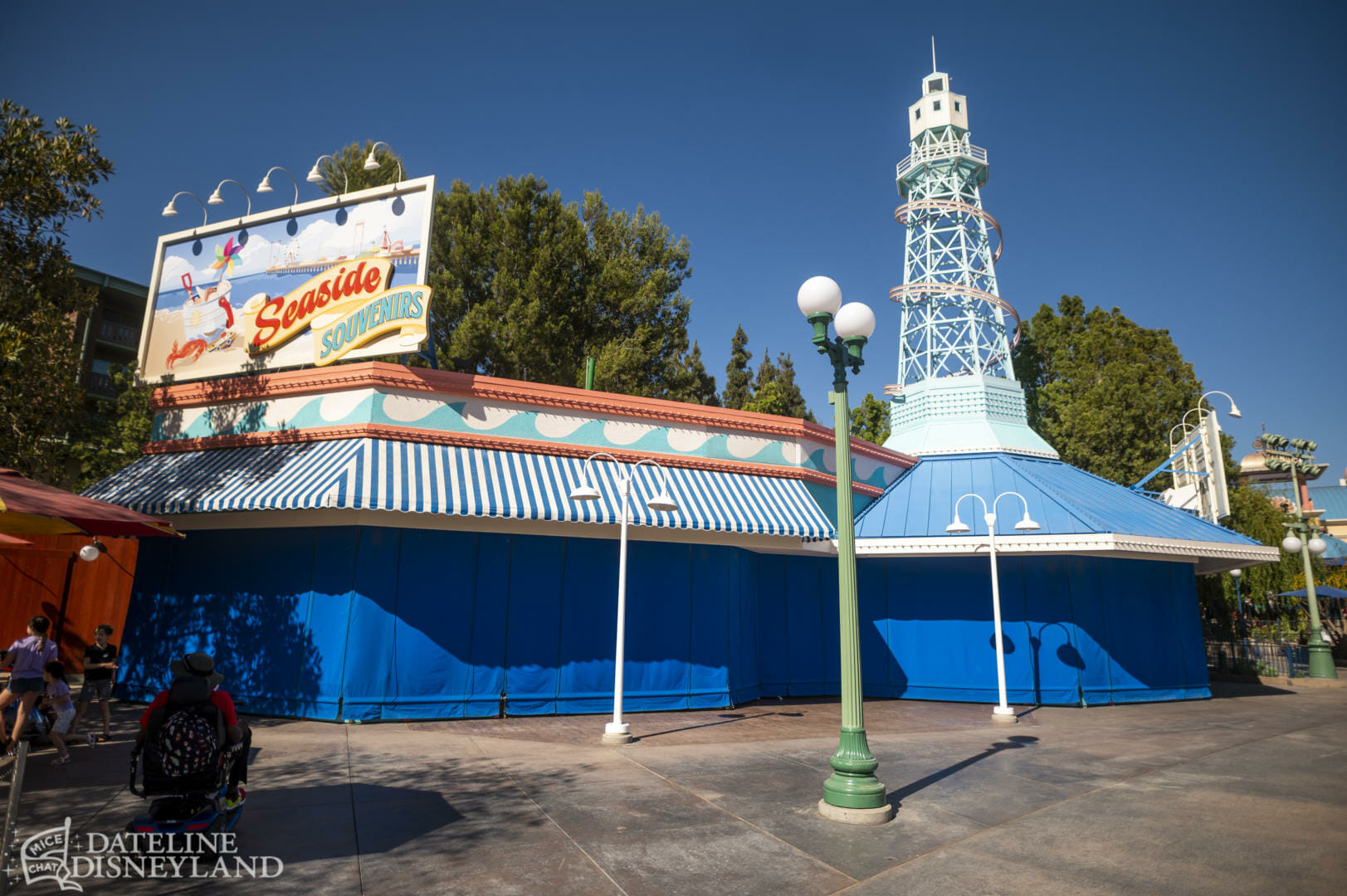 Disneyland, Dateline Disneyland: Mercury Climbs, Crowds Thin, and a Musical Tradition Returns