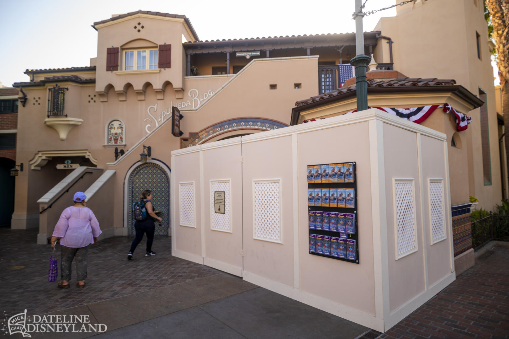 Disneyland, Dateline Disneyland: Mercury Climbs, Crowds Thin, and a Musical Tradition Returns