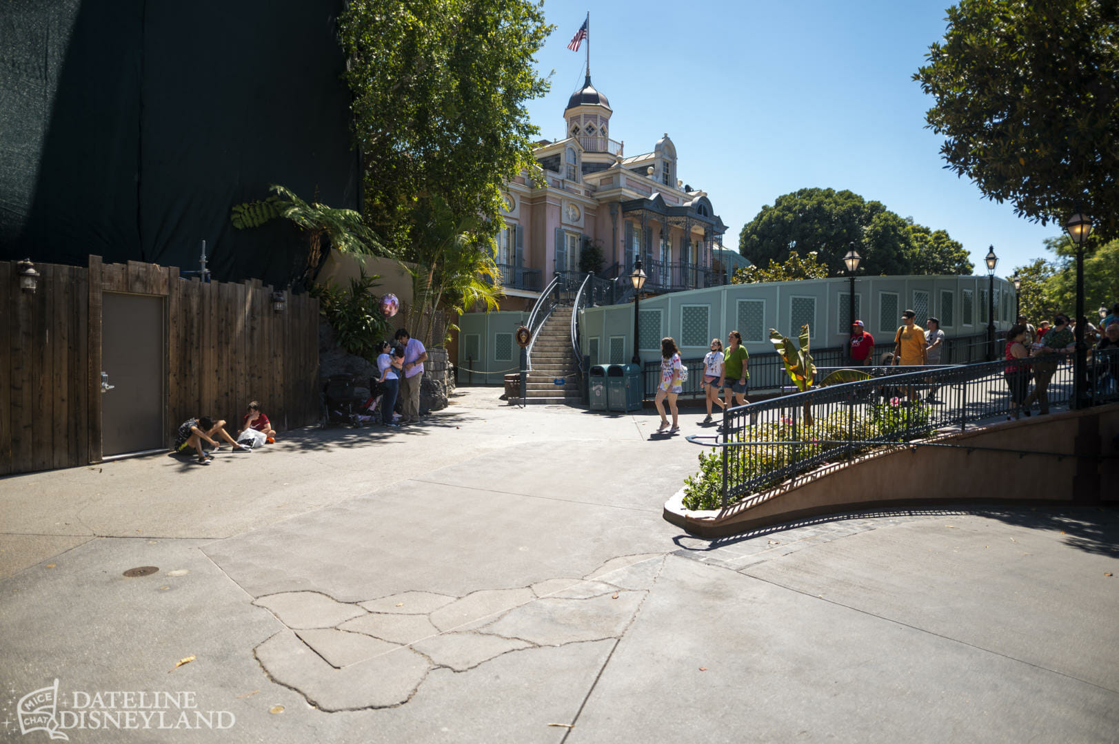 Disneyland, Dateline Disneyland: Mercury Climbs, Crowds Thin, and a Musical Tradition Returns