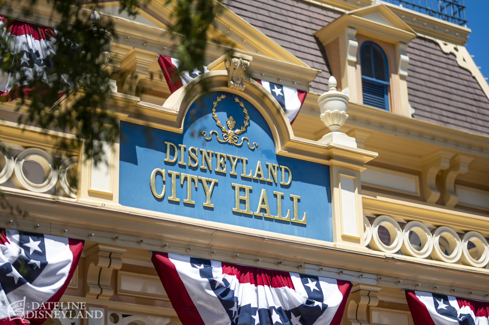 Disneyland, Dateline Disneyland: Mercury Climbs, Crowds Thin, and a Musical Tradition Returns