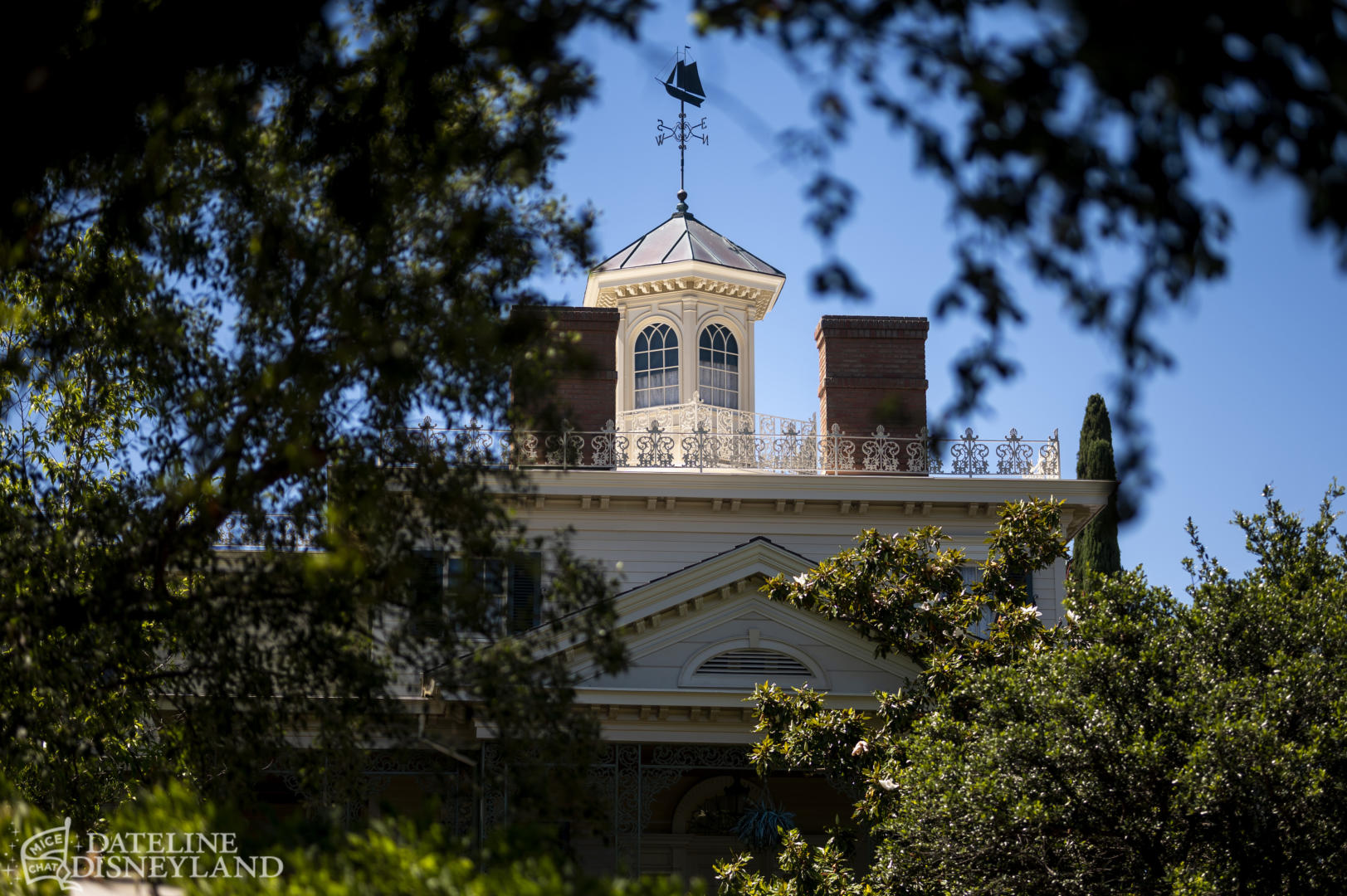 Disneyland, Dateline Disneyland: Mercury Climbs, Crowds Thin, and a Musical Tradition Returns