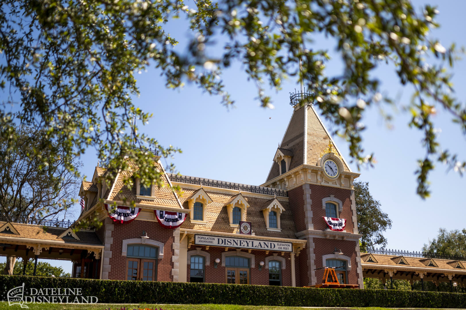 Disneyland, Dateline Disneyland: Mercury Climbs, Crowds Thin, and a Musical Tradition Returns