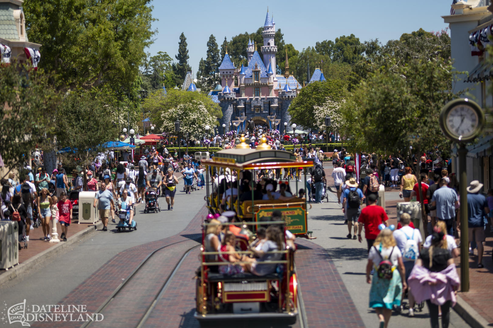 Disneyland, Dateline Disneyland: Mercury Climbs, Crowds Thin, and a Musical Tradition Returns