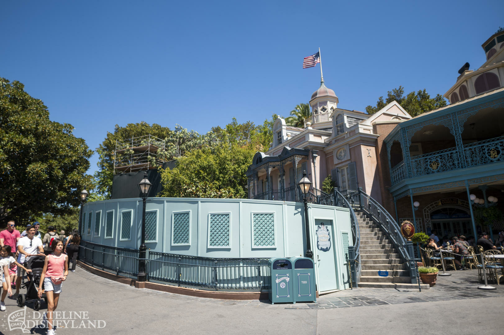 Disneyland, Dateline Disneyland: Mercury Climbs, Crowds Thin, and a Musical Tradition Returns