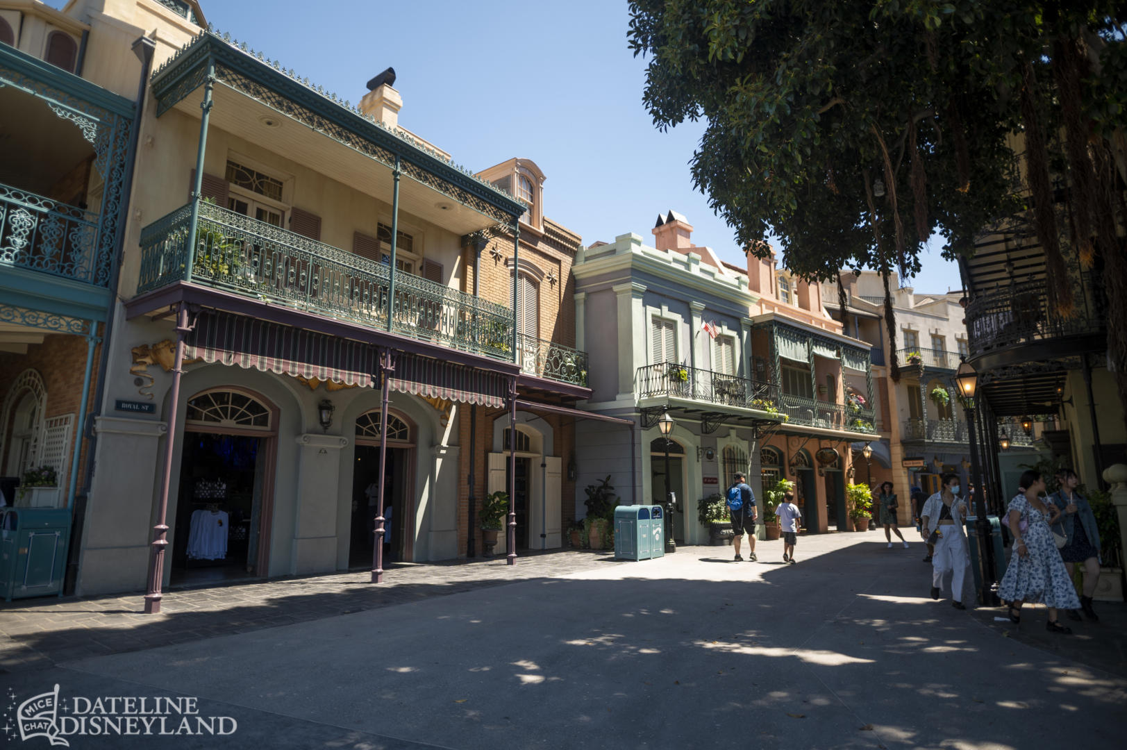 Disneyland, Dateline Disneyland: Mercury Climbs, Crowds Thin, and a Musical Tradition Returns