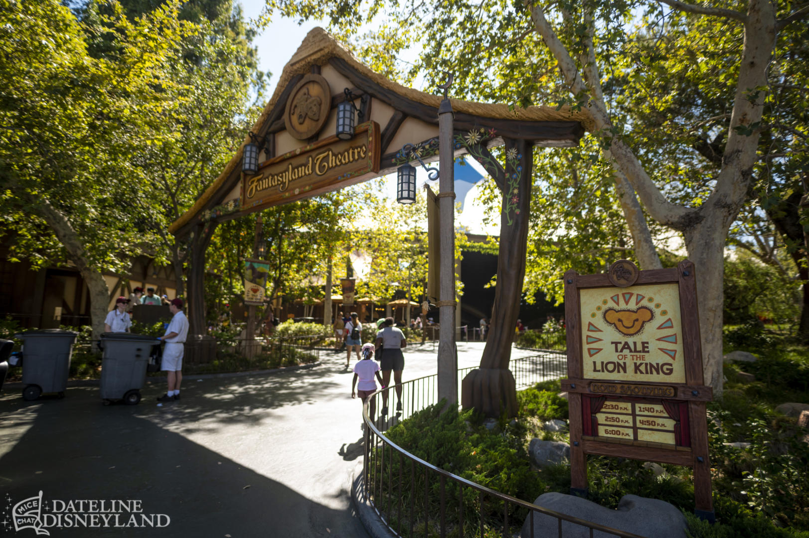 Disneyland, Dateline Disneyland: Mercury Climbs, Crowds Thin, and a Musical Tradition Returns