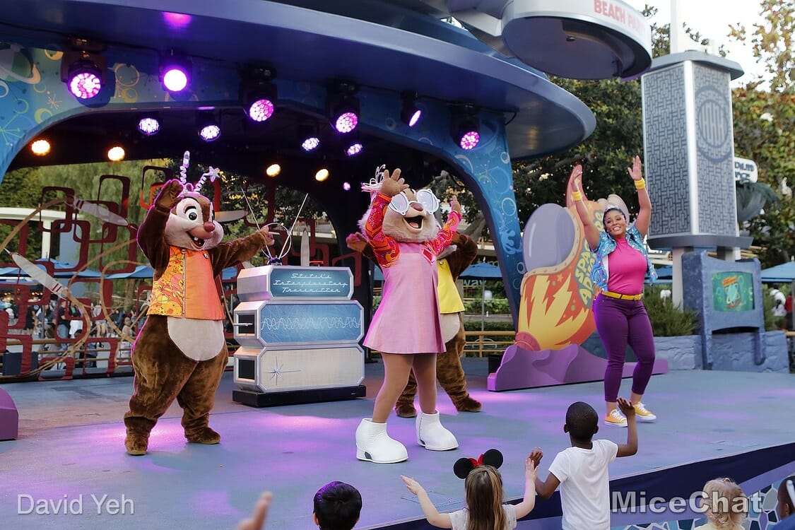 , DISNEYLAND UPDATE: Dance Parties, Demolition & The Competition Awakens