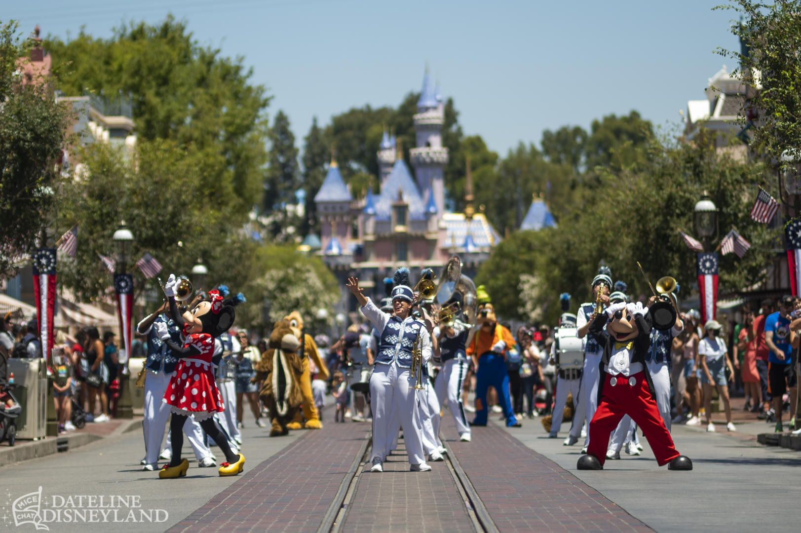 Disneyland, Dateline Disneyland: Mercury Climbs, Crowds Thin, and a Musical Tradition Returns