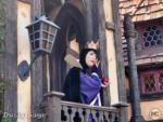 Disneyland characters evil queen with apple-micechat
