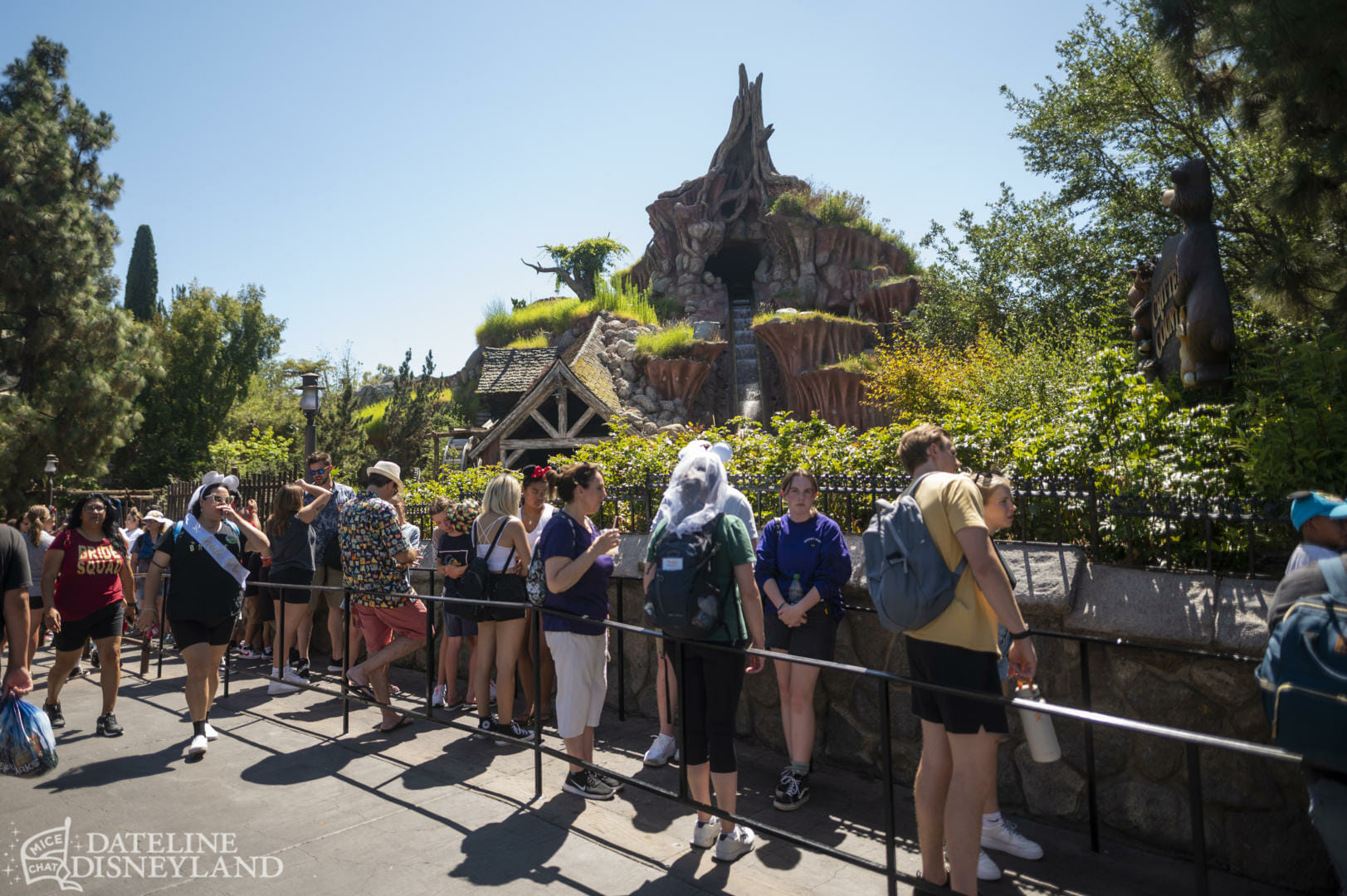 Disneyland, Dateline Disneyland: Mercury Climbs, Crowds Thin, and a Musical Tradition Returns