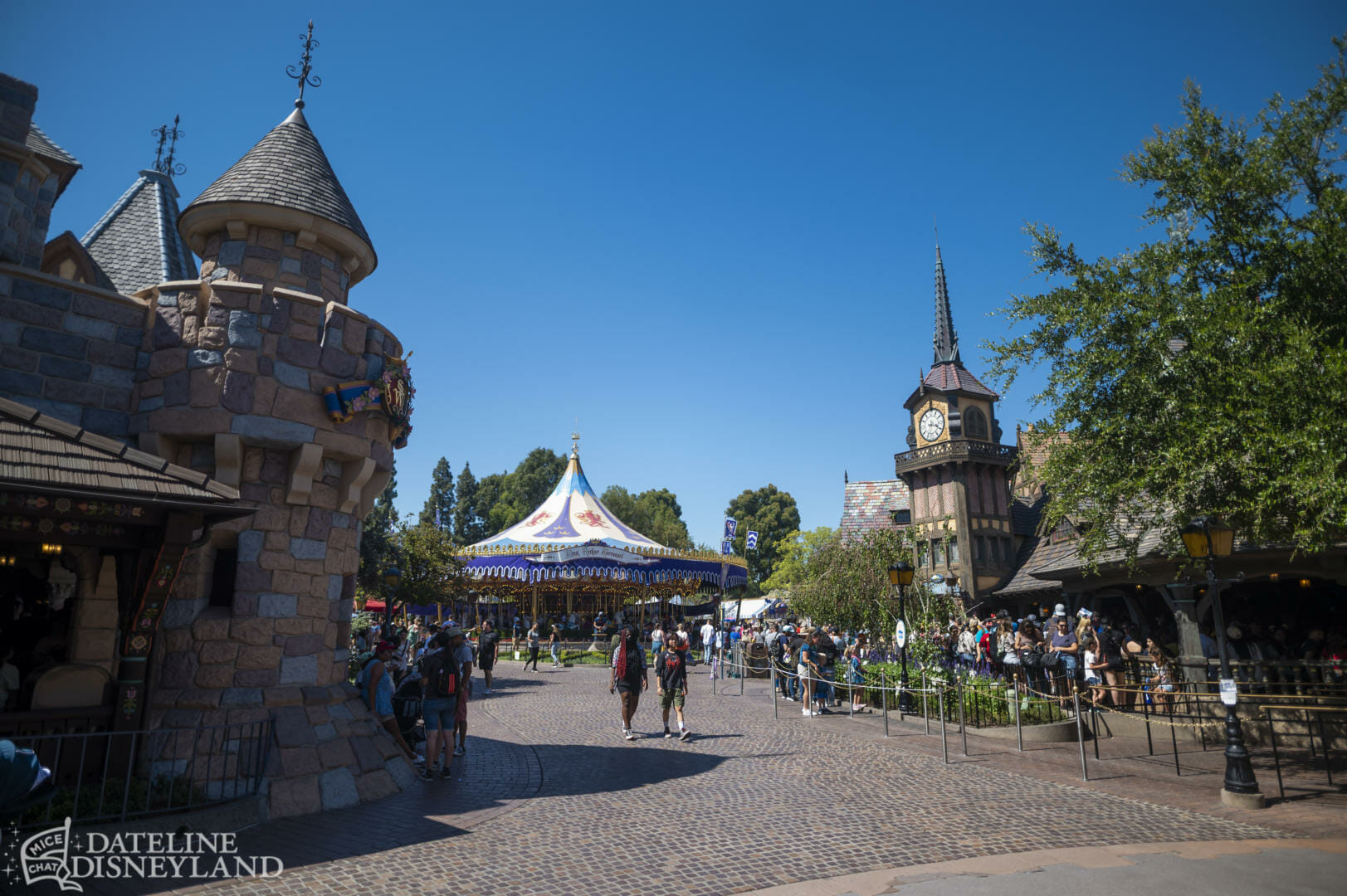 Disneyland, Dateline Disneyland: Mercury Climbs, Crowds Thin, and a Musical Tradition Returns