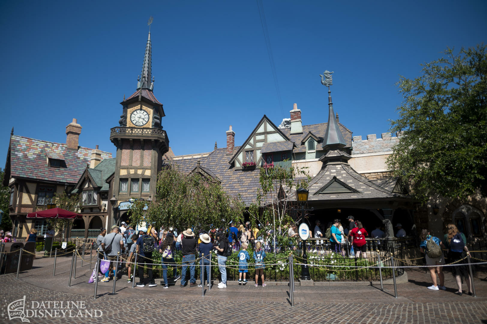 Disneyland, Dateline Disneyland: Mercury Climbs, Crowds Thin, and a Musical Tradition Returns