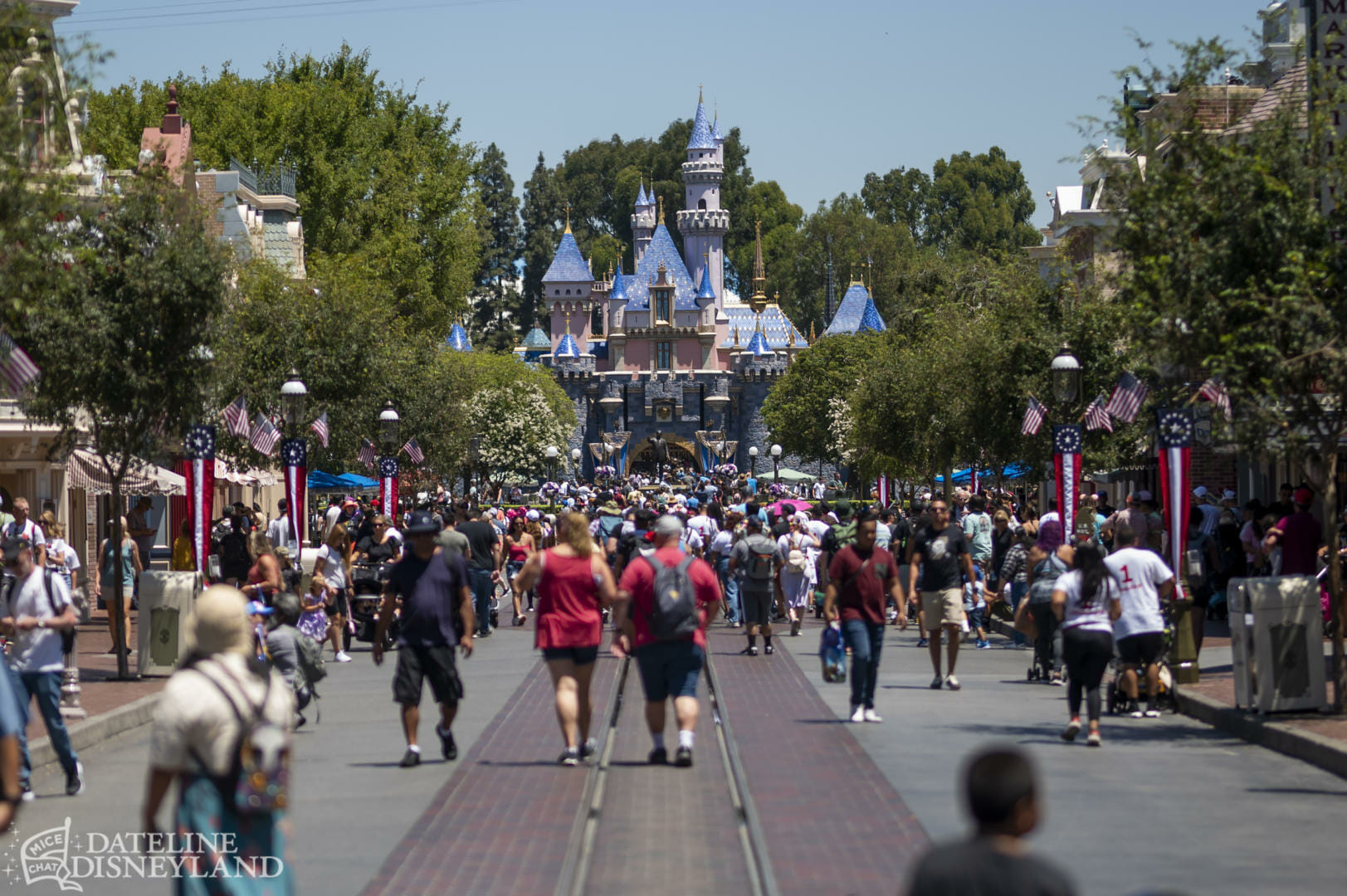 Disneyland, Dateline Disneyland: Mercury Climbs, Crowds Thin, and a Musical Tradition Returns