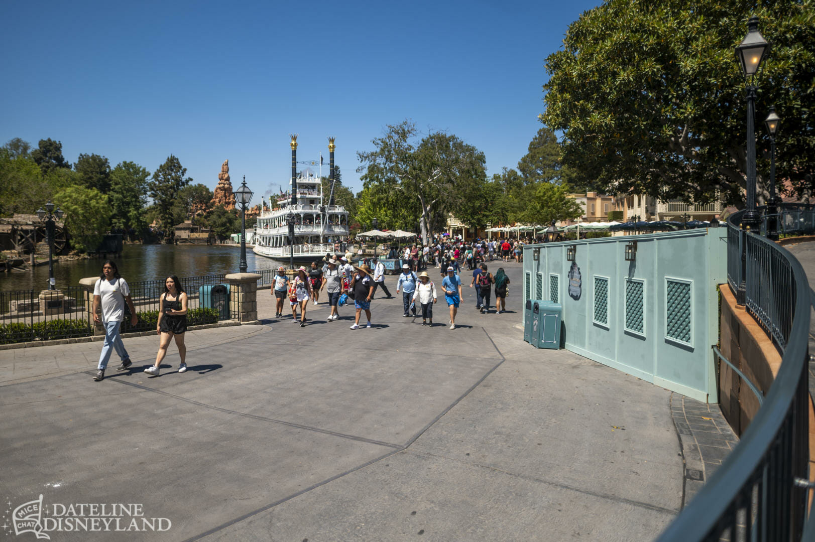 Disneyland, Dateline Disneyland: Mercury Climbs, Crowds Thin, and a Musical Tradition Returns