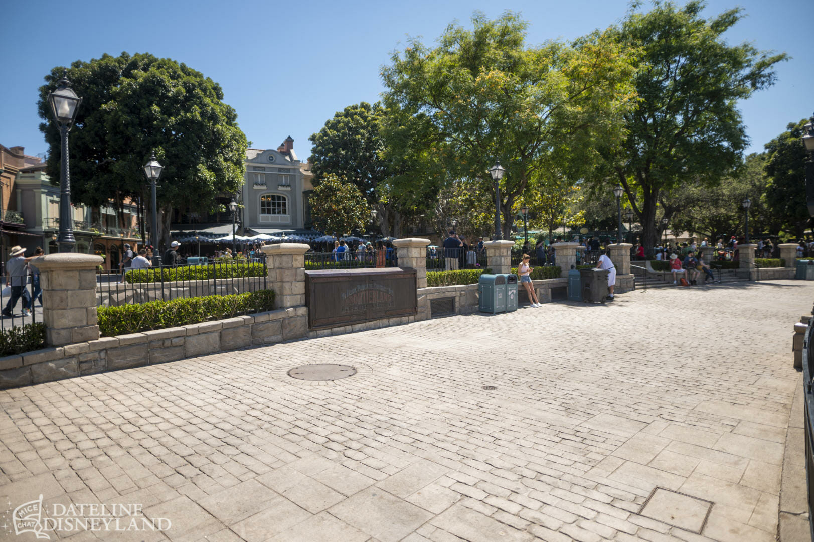 Disneyland, Dateline Disneyland: Mercury Climbs, Crowds Thin, and a Musical Tradition Returns