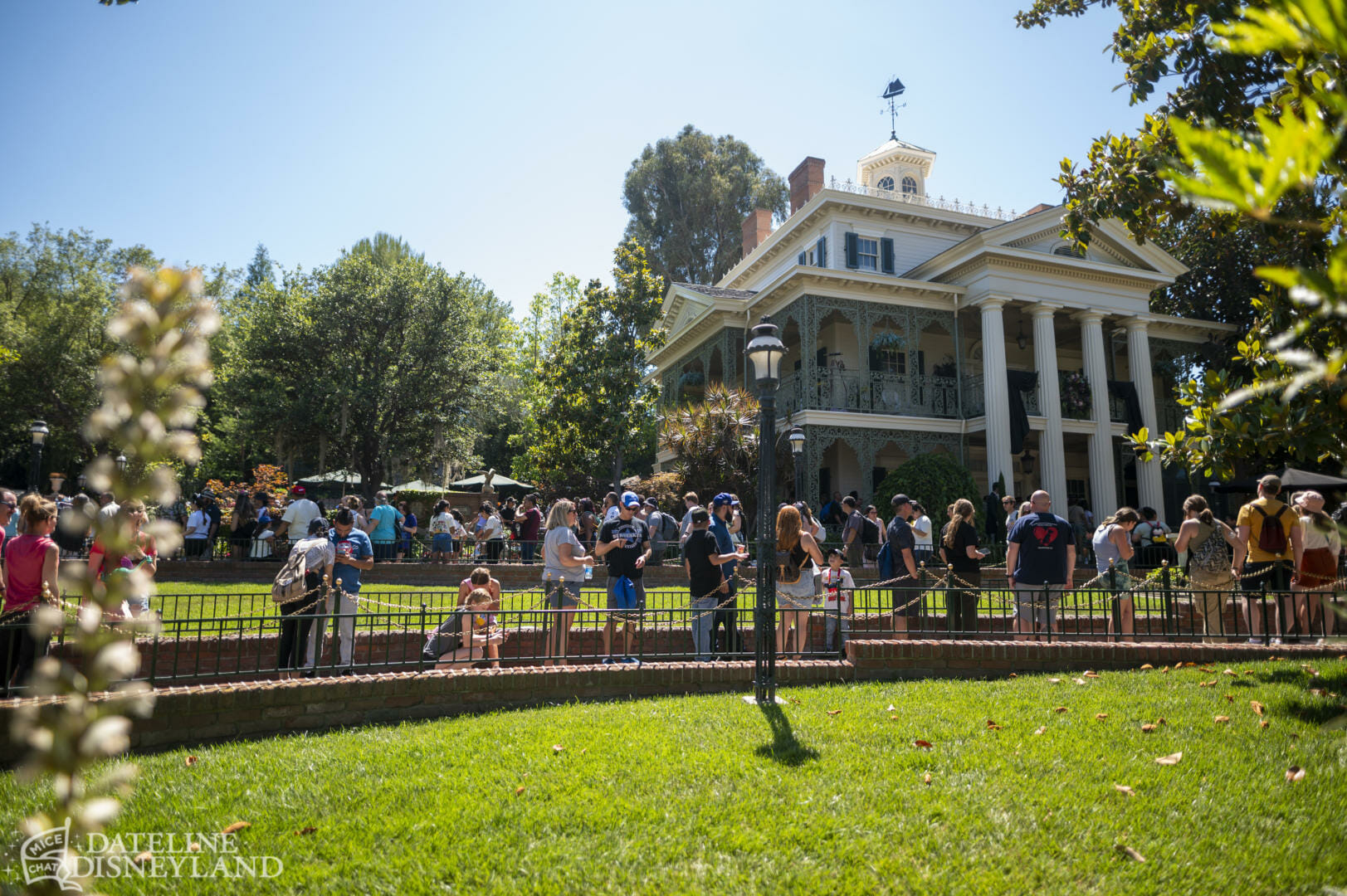 Disneyland, Dateline Disneyland: Mercury Climbs, Crowds Thin, and a Musical Tradition Returns