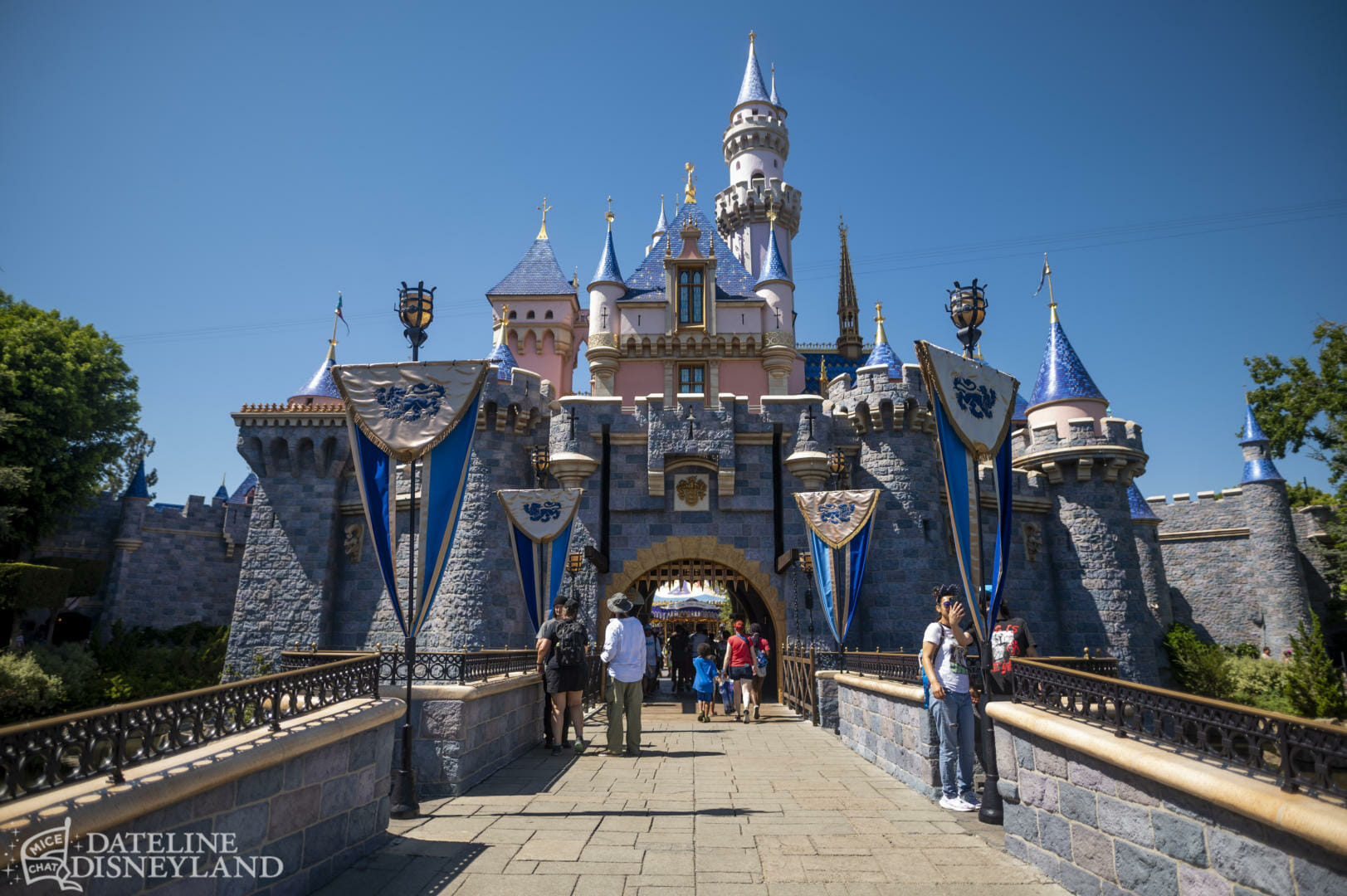 Disneyland, Dateline Disneyland: Mercury Climbs, Crowds Thin, and a Musical Tradition Returns