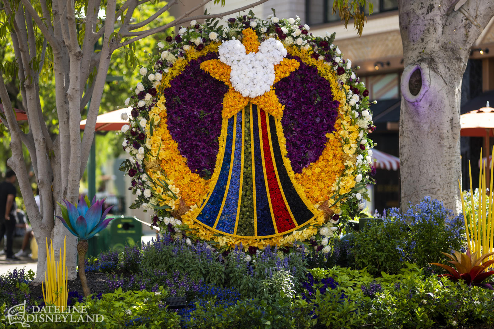 , Disneyland Update – Crowd Flux, Holidays Collide & Blues Too!