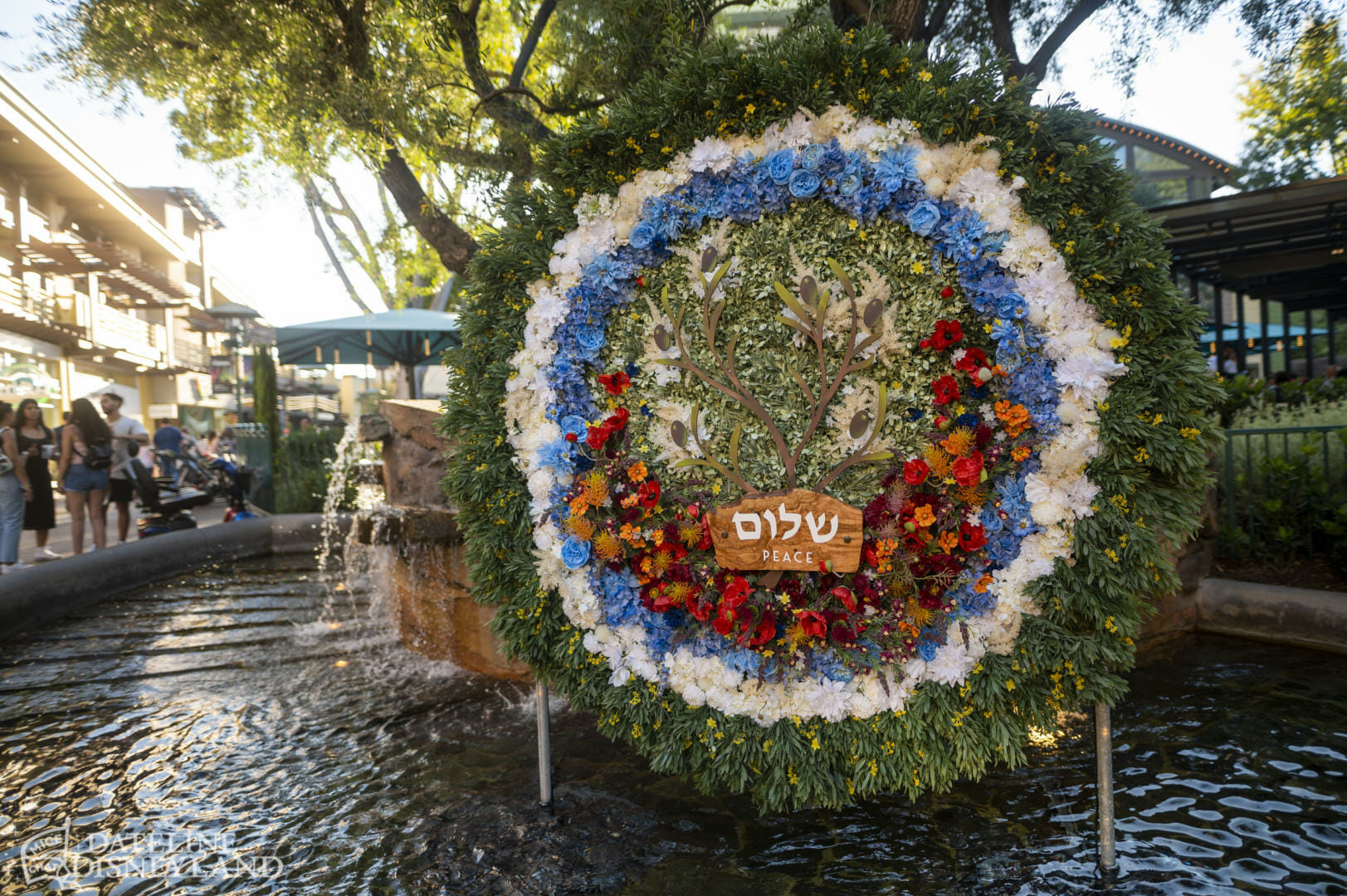 Disneyland, Dateline Disneyland: Mercury Climbs, Crowds Thin, and a Musical Tradition Returns