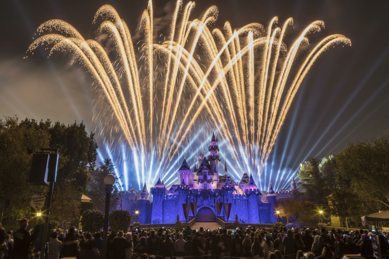 , Disneyland Update &#8211; Crowd Flux, Holidays Collide &#038; Blues Too!