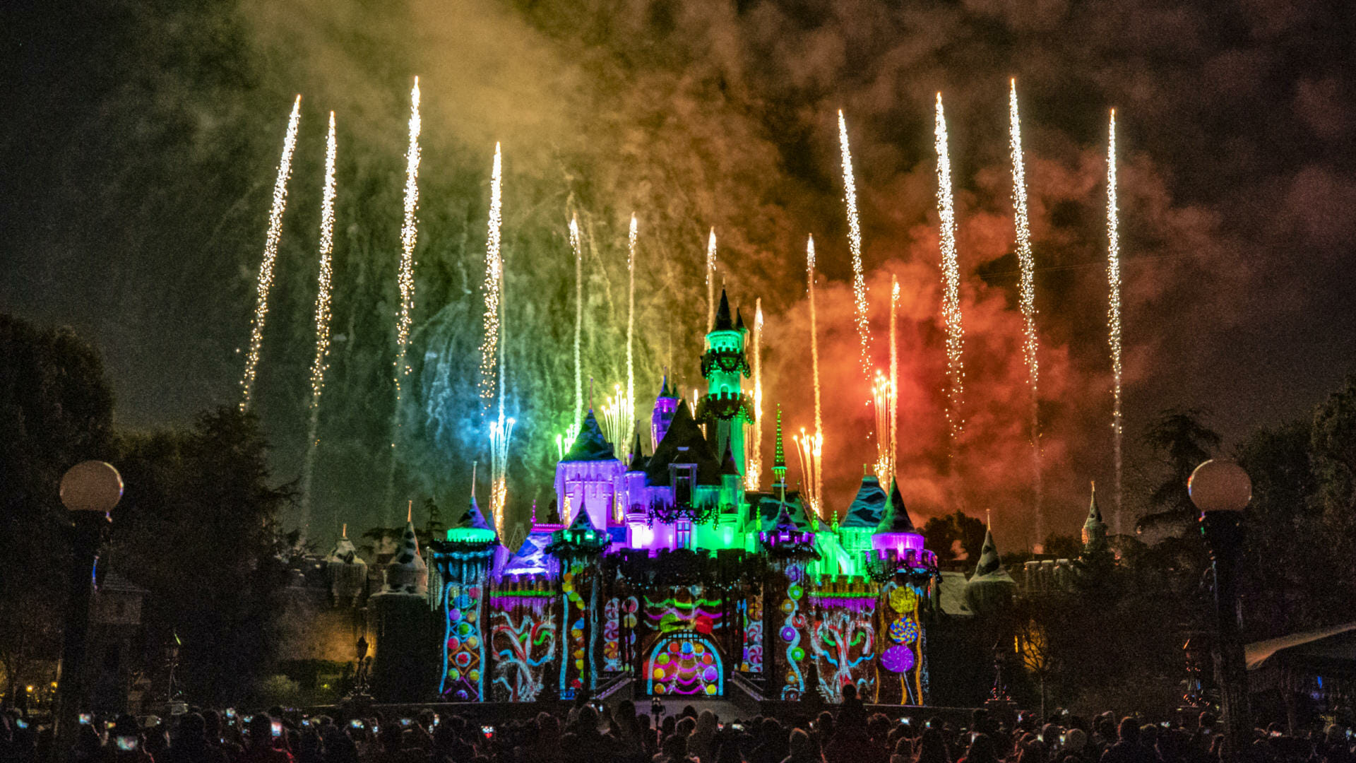 Disneyland, Dateline Disneyland: Mercury Climbs, Crowds Thin, and a Musical Tradition Returns