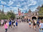 Disneyland Crowds Fantasyland Castle Courtyard-micechat