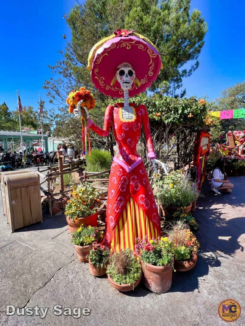 , Disneyland Update: Fall-ing, Scale-ing, Plans Derailing