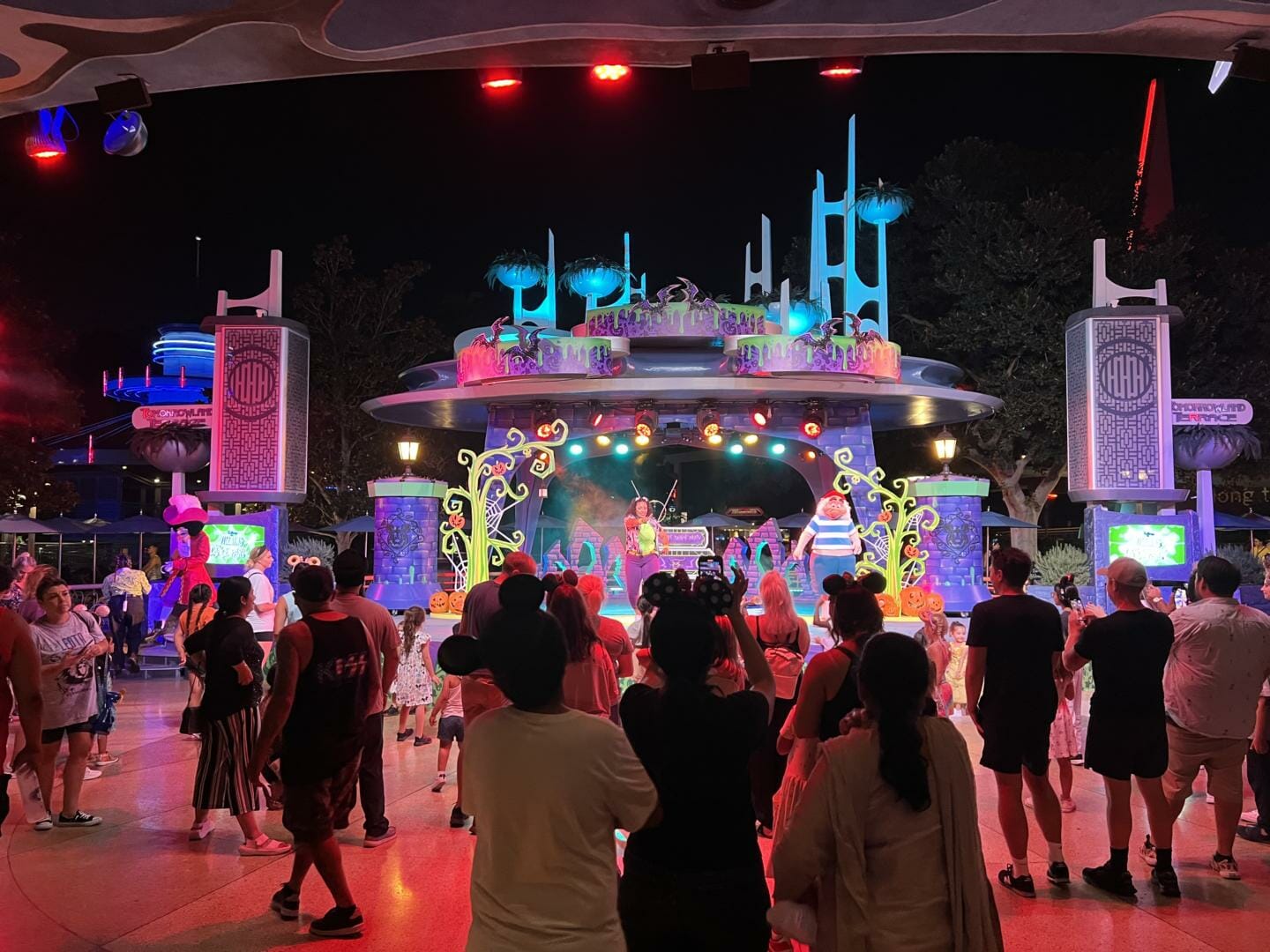 , Disneyland News & Photo Update – Everybody Scream!