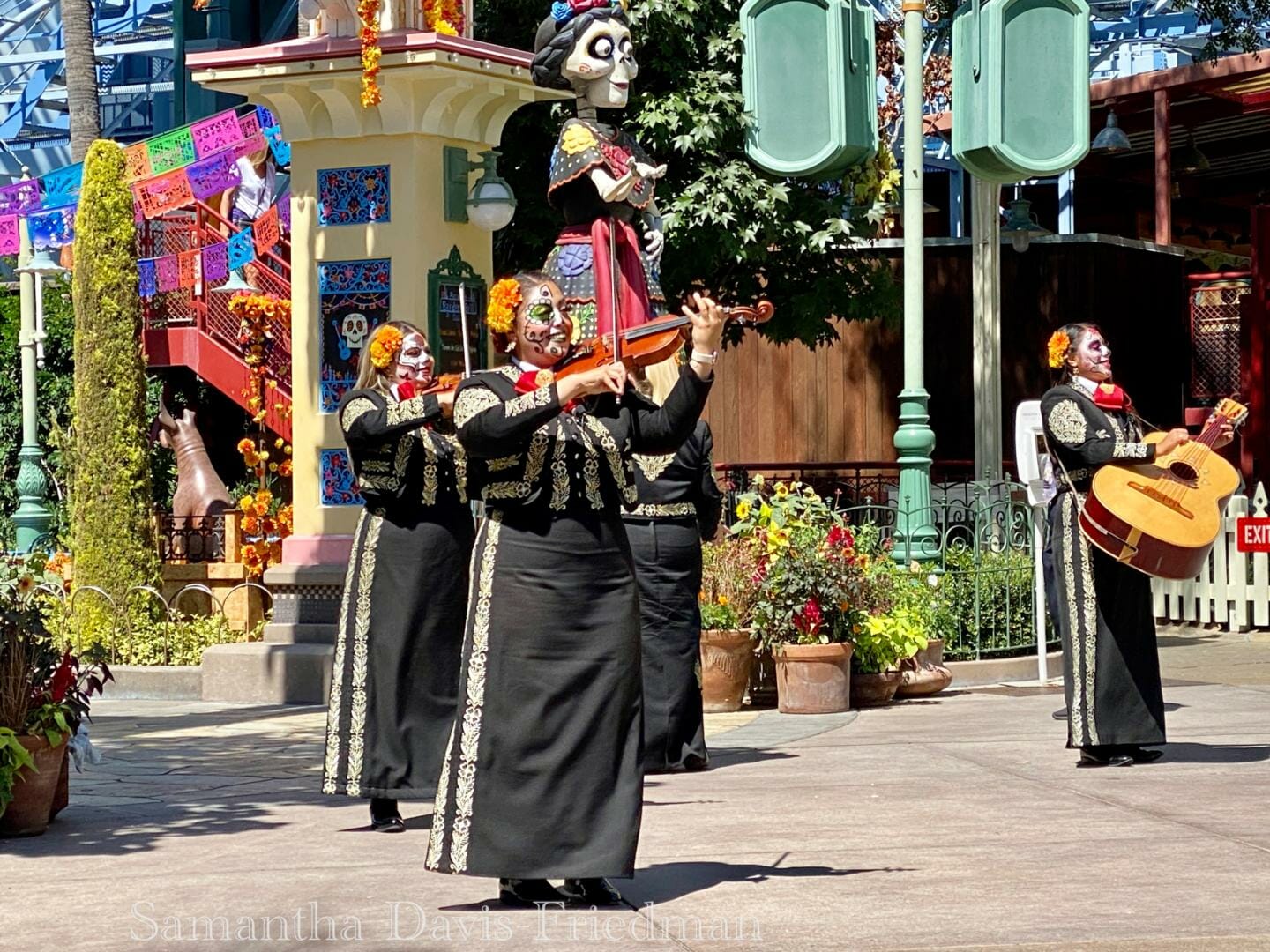 Disneyland - Dia de los Muertos - A Musical Celebration of Coco