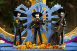 Disney California Adventure Coco Plaza de la Familia calaca skeleton DSC_1479-X5