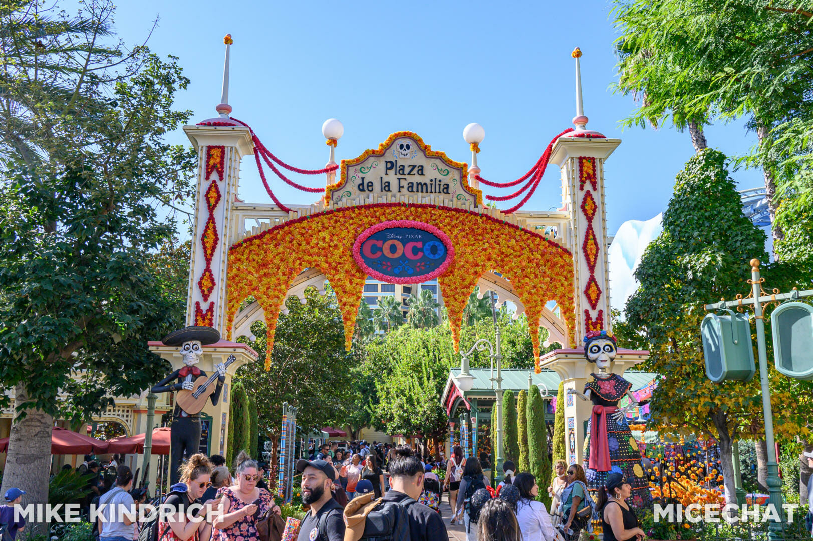 Disneyland Dia de los Muertos - Plaza de la Familia