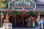 Disneyland_Frontierland_Pioneer_Christmas Decorations