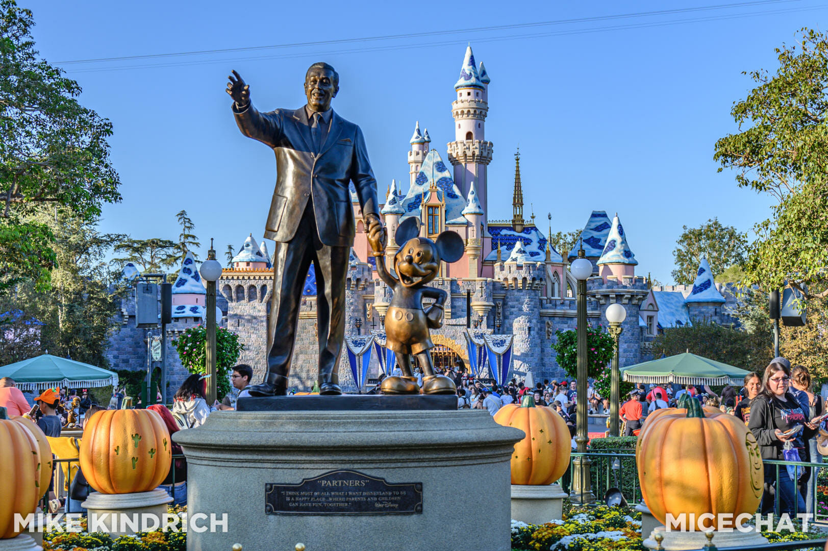 Disneyland Update – Crowd Flux, Holidays Collide & Blues Too!