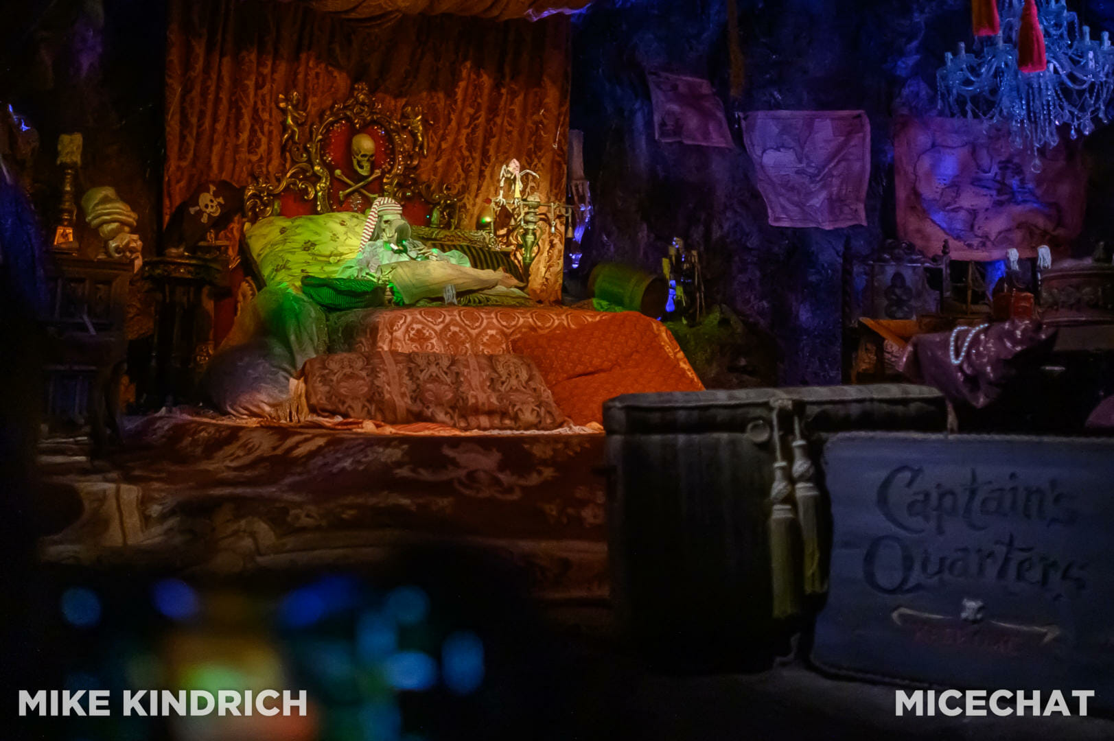 , Disneyland Update – Crowd Flux, Holidays Collide & Blues Too!
