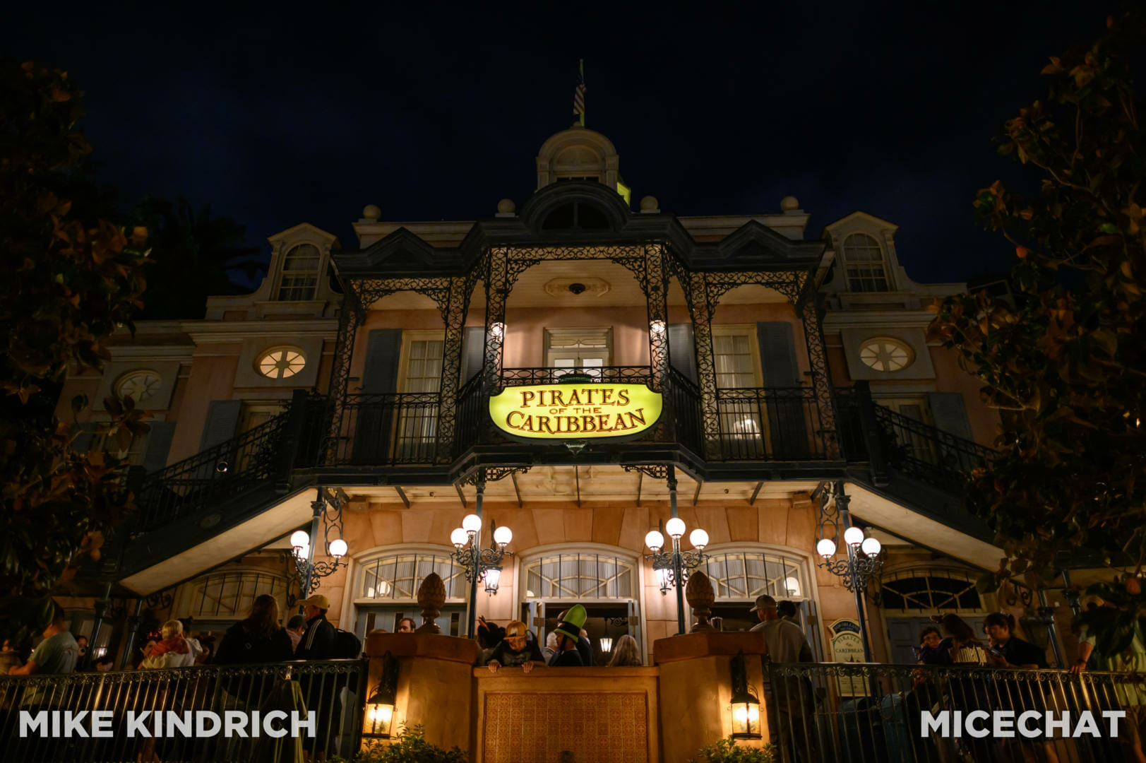 , Disneyland Update – Crowd Flux, Holidays Collide & Blues Too!
