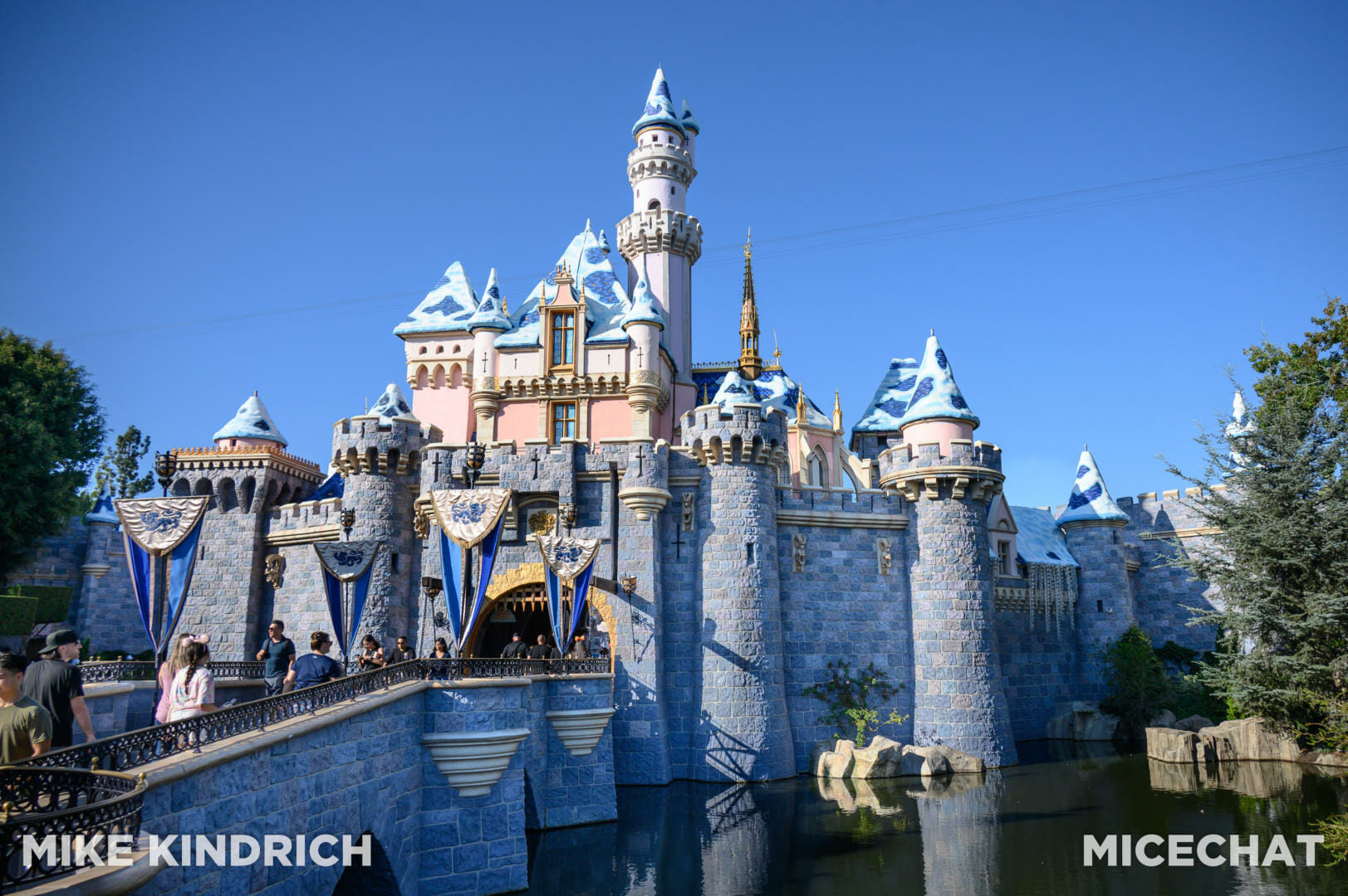 , Disneyland Update &#8211; Crowd Flux, Holidays Collide &#038; Blues Too!