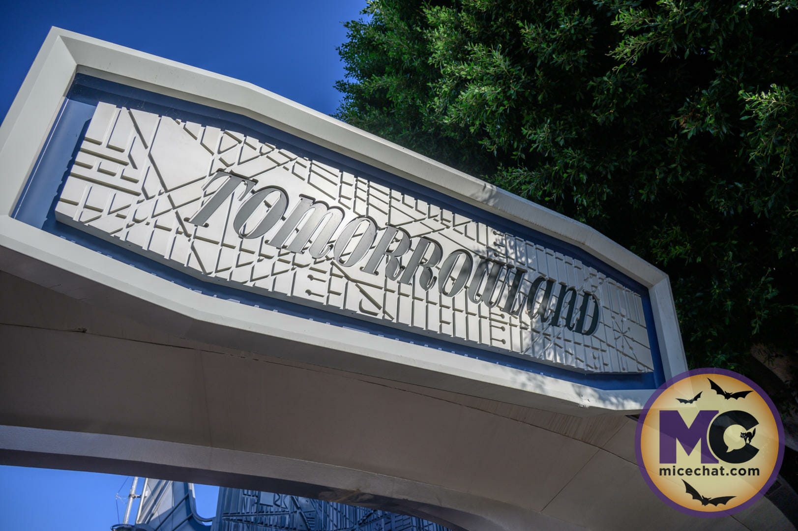 , Disneyland Update – Crowd Flux, Holidays Collide & Blues Too!