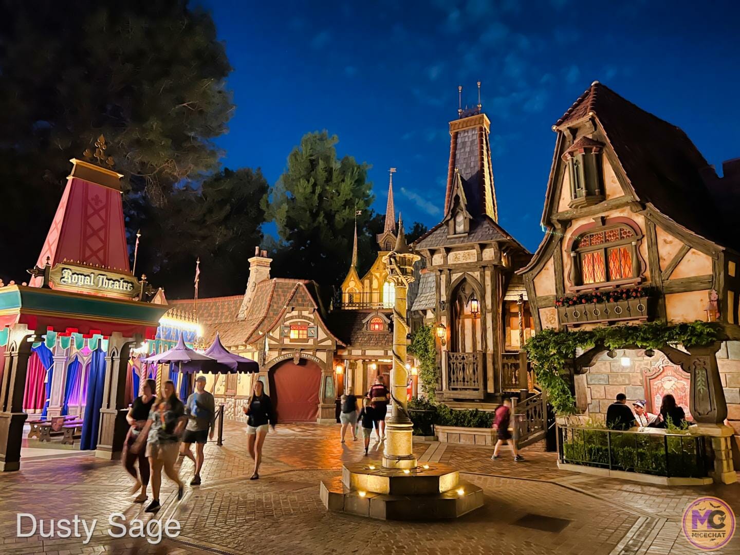 , Disneyland Update &#8211; Crowd Flux, Holidays Collide &#038; Blues Too!