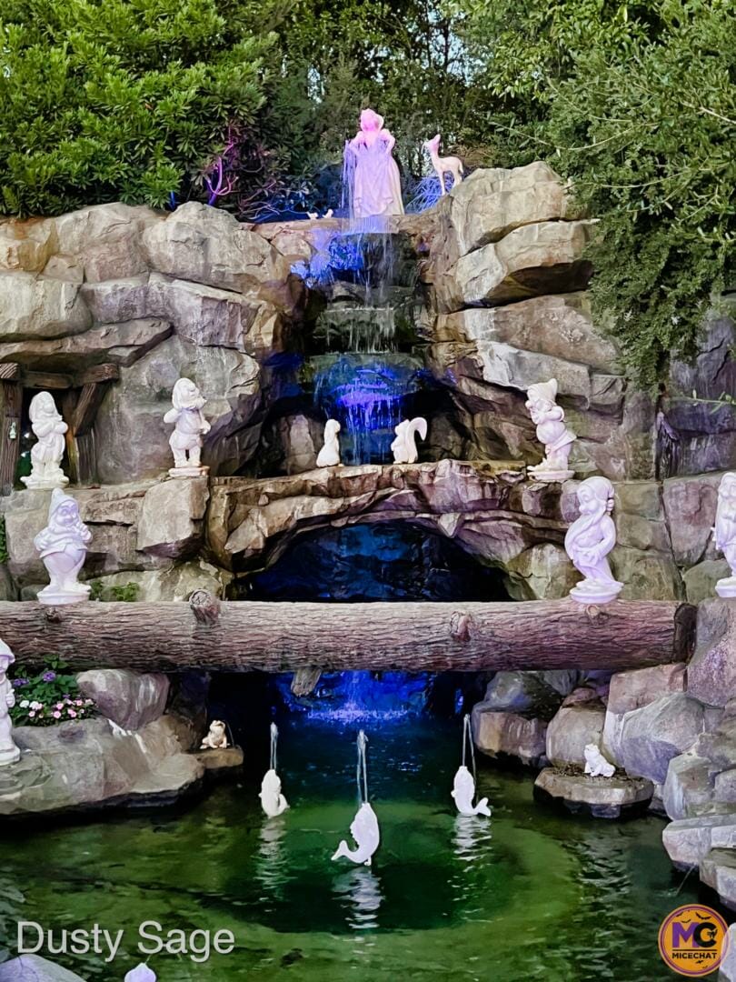 , Disneyland Update – Crowd Flux, Holidays Collide & Blues Too!