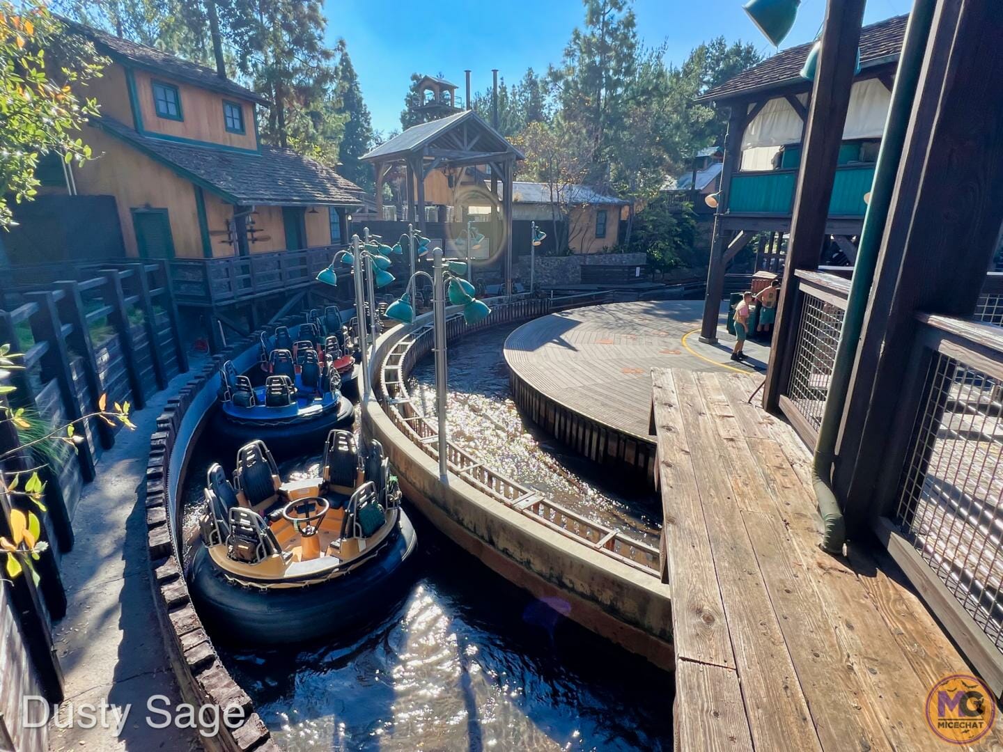 , Disneyland Update – Crowd Flux, Holidays Collide & Blues Too!