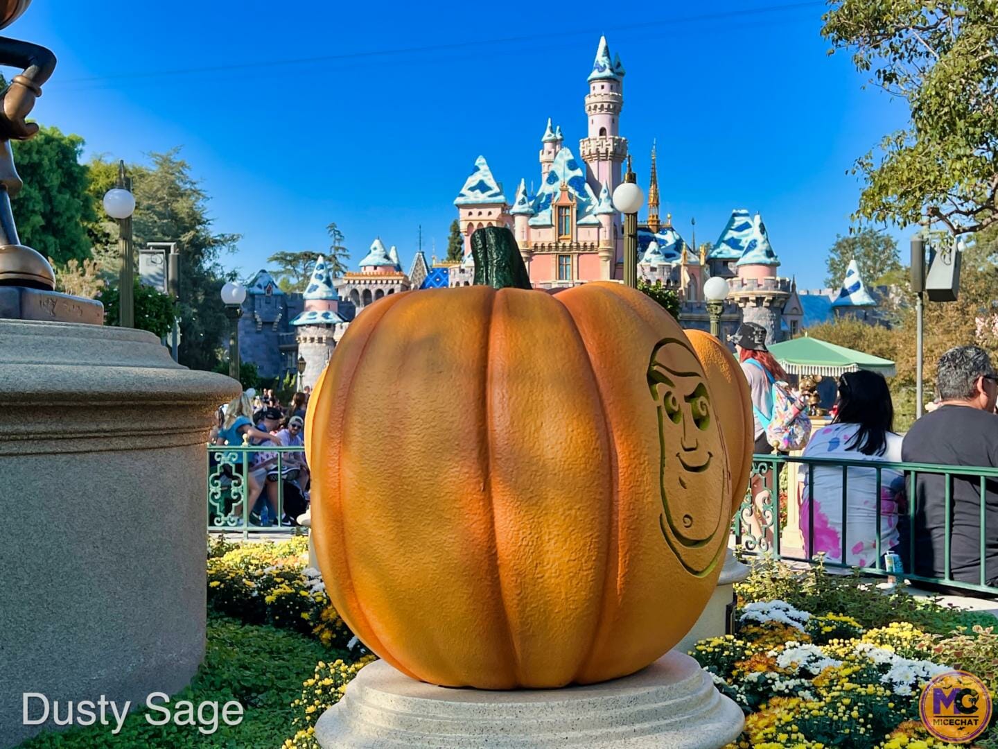 , Disneyland Update – Crowd Flux, Holidays Collide & Blues Too!