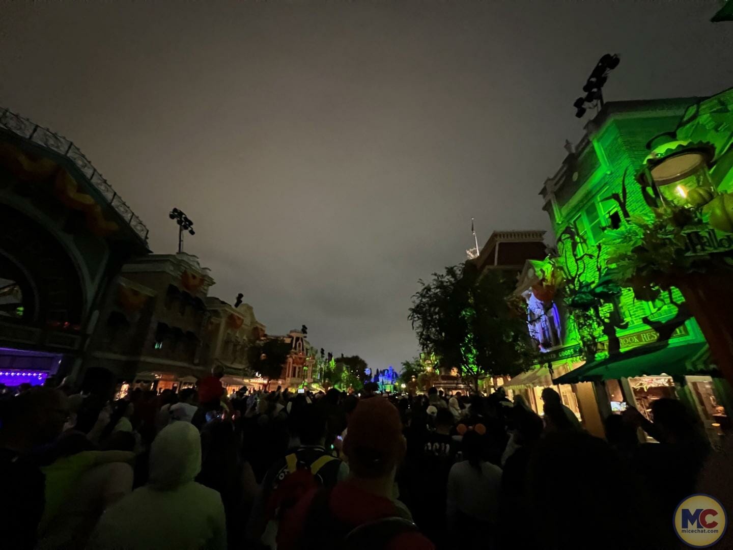 , Disneyland Update &#8211; Crowd Flux, Holidays Collide &#038; Blues Too!