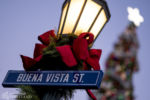 Disney California Adventure DCA Buena Vista Street Christmas Tree lamp post holidays DSC_6237-X5