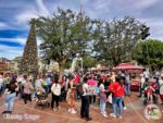 micechat-crowds popcorn stand town square-MiceChat