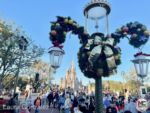 Walt-Disney-World-Magic-kingdom-holiday-decorations-wreath-cinderella-castle-lightpole